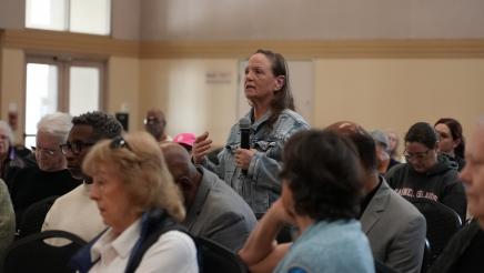 An attendee asks Assemblymember Bennett a question